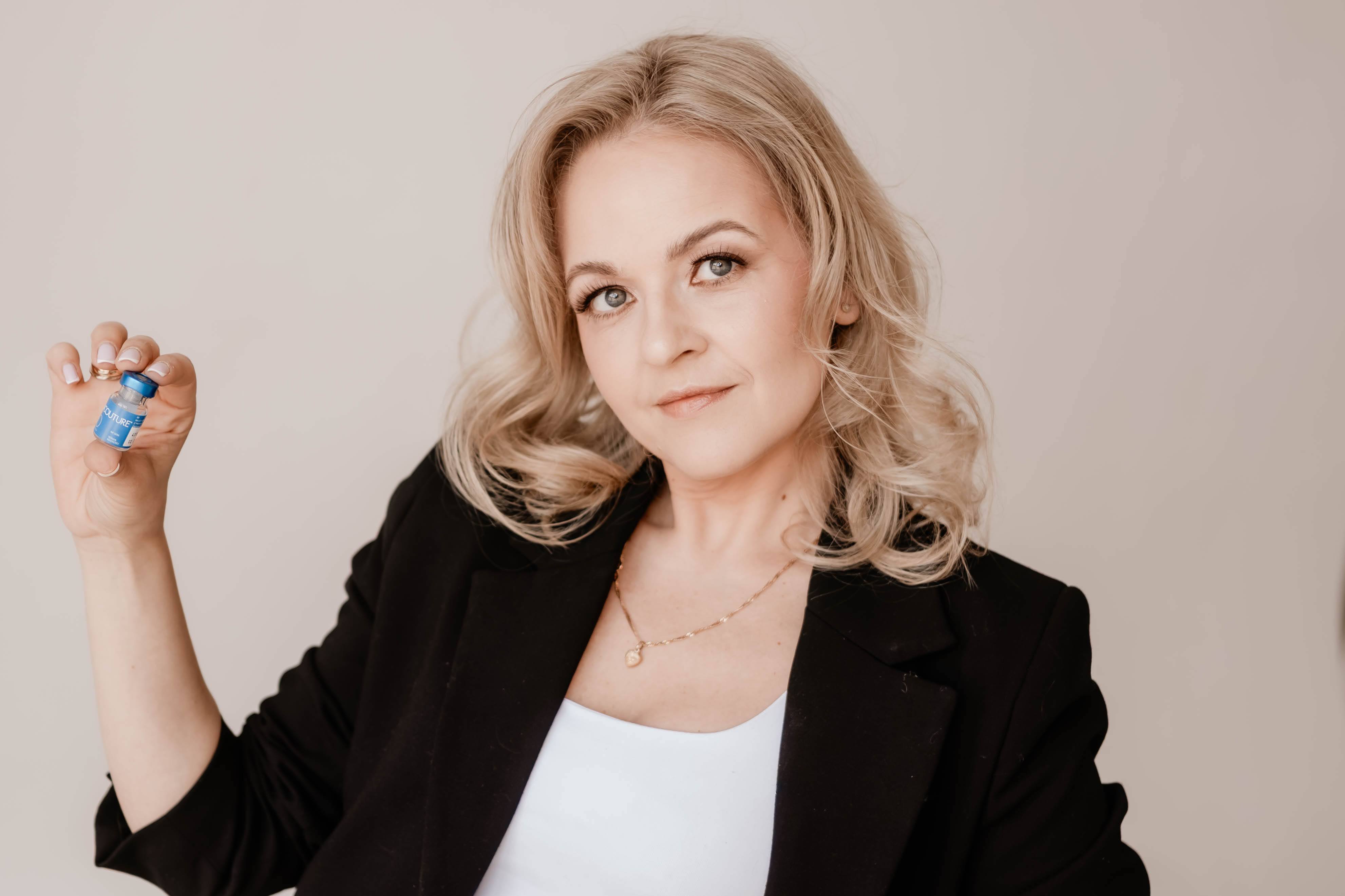 Lek. Paula Kośla z preparatem do zabiegów medycyny estetycznej